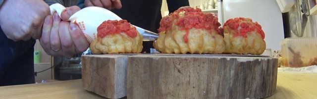 Reporter: Armastus käib kõhu kaudu! Elvasse kolinud Triin Lanno võitis kogukonna südamed maitsvate pirukatega