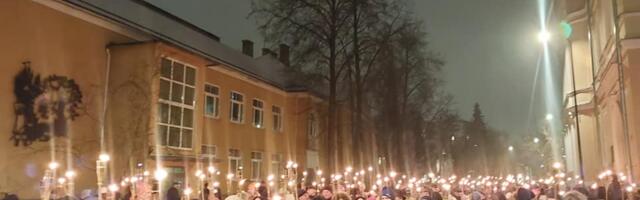 Sajad patrioodid kogunesid EKRE kutsel tõrvikute all Tartu rahu aastapäeva tähistama