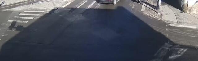 VIDEO | Õnnesärgis sündinud! Viljandi jalakäija pääses napilt driftiva Mercedese eest