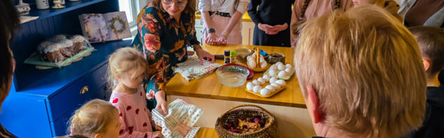 Haapsalus valmisid sibulakoorte ja vahaga kaunistatud lihavõttemunad