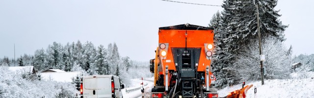 Politsei kommenteerib, mis õigused on liikluses kollaste vilkuritega hooldusmasinatel