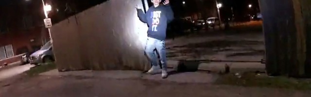 Chicago politsei lasi maha üles tõstetud kätega 13-aastase poisi