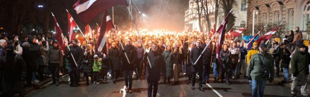 Tuhanded Läti rahvuslased tähistasid iseseisvuspäeva tõrvikurongkäiguga