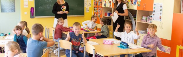 Kaks õpetajat klassi ees edendab laste eesti keelt
