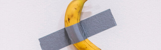 Приклеенный к стене банан продали на аукционе за 6,2 млн долларов