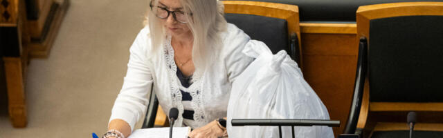 Helle-Moonika Helme uuris peaministrilt, kui palju liigub pärast valitsuse tuuleenergia-otsuseid võimuparteide kontoritesse kilekotte