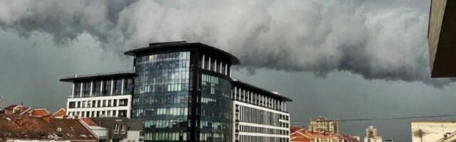 NEVREME RAZARA SRBIJU! Superćelija kod Sopota, ulice Kragujevca pod vodom, drveće pada!