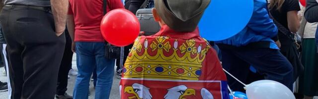 DA SE NAJEŽIŠ! Najlepše slike stižu iz svakog dela Srbije! Deca ogrnuta trobojkama, sa šajkačom na glavi...ona su naše blago (FOTO)