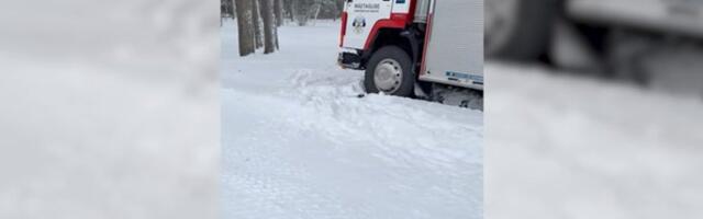 VIDEO | Mäetagusel sõitis vabatahtlike päästjate päästeauto teelt välja, kohalikud läksid appi