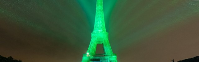 KAE IMET | Eiffeli torn värvus öösel ajutiselt roheliseks