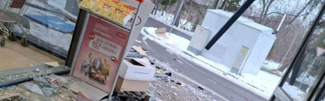 FOTO | Kärdlas tagurdas mees autoga Rimi poodi sisse