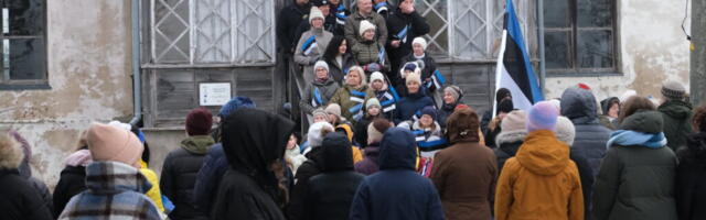 GALERII | Hümni ühislaulmisele Reigi pastoraadi juurde kogunes rahvameri