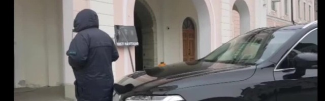 VIDEO | Keskerakonna rahvasaadik müksas meelega protestijat. Autohuligaan Kravtšenko ei plaani riigikogust lahkuda