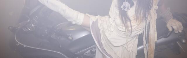 SORCERERi tsükliline performance kujutab enesehävitust ja taassündi