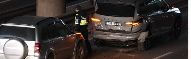 FOTOD | Tallinnas Järvevana teel juhtus kolmikavarii, üks inimene viidi haiglasse
