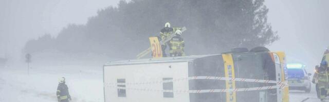 FOTOD | Tallinna-Narva maanteel sõitis liinibuss teelt välja ja paiskus külili