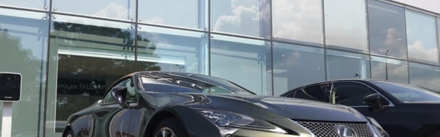 Lexus LC500 kabriolett – ülikonnas härra peidab selja taga poksikindaid