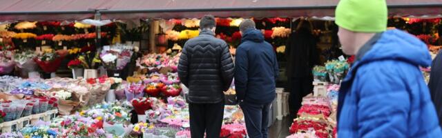 FOTOD | Viru tänava lillekioskite juures on naistepäevale kohaselt tipptund. Pikk roos maksab koguni seitse eurot