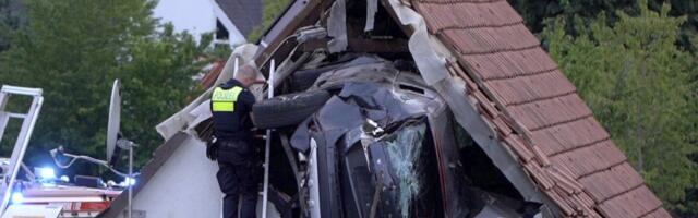 EBAREAALNE: Saksamaal põrutas auto läbi aedade, tabas batuudil mänginud last ja lendas katusesse