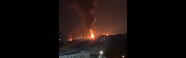 VIDEO | Ukraina droonid tabasid Saratovis naftatehast, kus möllab suurem põleng