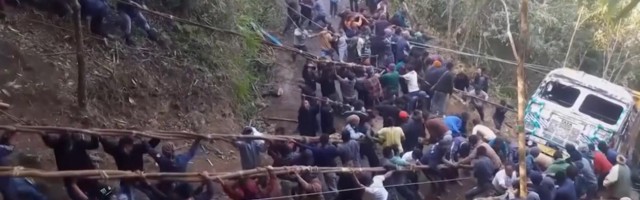 Reporter: Kuristikku sõitnud veok tõmmati toore jõuga tagasi teele