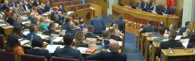 Predlog o uvođenju srpske trobojke kao državne zastave u Crnoj Gori: Skupština rekla "ne" inicijativi DNP-a