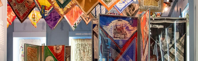 Eile avati ERMis värvikirev näitus suveniirrätikutest