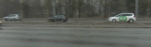 Reporter: Üle Eesti kogunesid sajad eesti lippudes autod, et avaldada meelt koroonapiirangute vastu