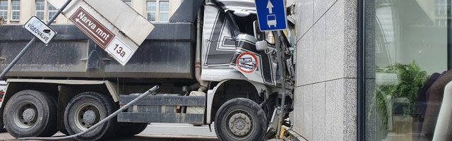 VIDEO JA FOTOD | Veok rammis südalinnas kontorihoonet, majasein sai kõvasti kannatada