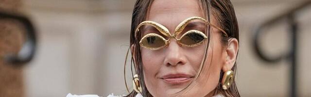 KLÕPS | Pilkupüüdev! Jennifer Lopez kandis uhkel moesõul päris roosiõielehtedest jakki ja putukalikke prille