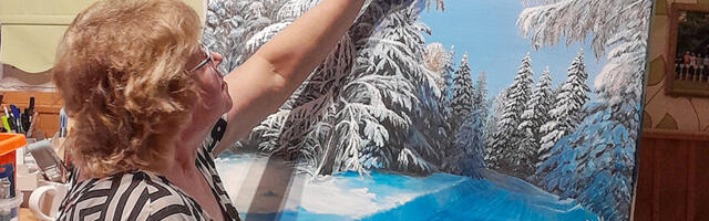 Vigursaagija vahetas sae pintsli vastu ja avab näituse