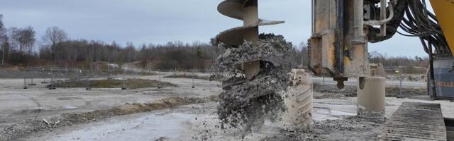 Fosforiidipuur rebib maapinda. Üks ootab sellest rikkust, teine kardab katastroofi