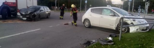 FOTOD | Mustamäel põrkasid kokku kaks sõiduautot