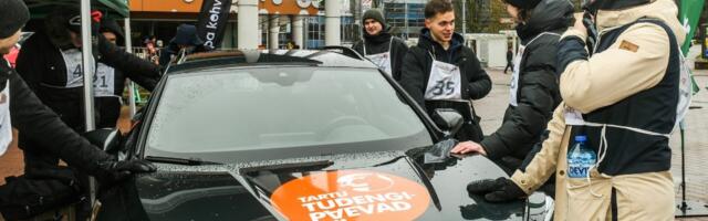 VIDEO JA GALERII | Tartu tudeng hoidis 26 tundi järjest kätt autol