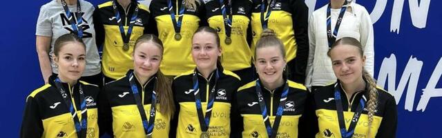 Viljandi võrkpallitüdrukud said kaela Eesti meistrivõistluste pronksmedali