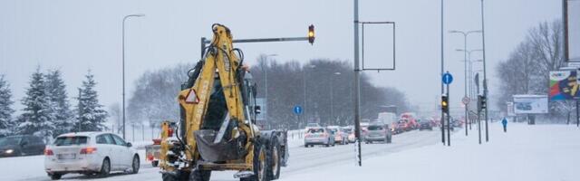 Транспортный департамент: дорожные условия осложняются из-за снега и гололеда