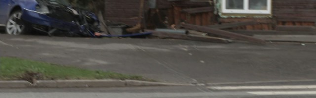 Reporter: Purjus juht kihutas Tartus otse majja