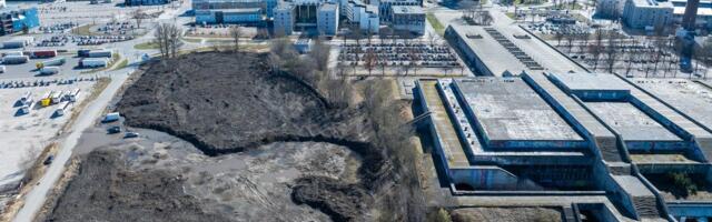 FOTOD JA VIDEO | Linnahalli kõrval asuval lumeladustusplatsil laiutavad mustad sodimäed