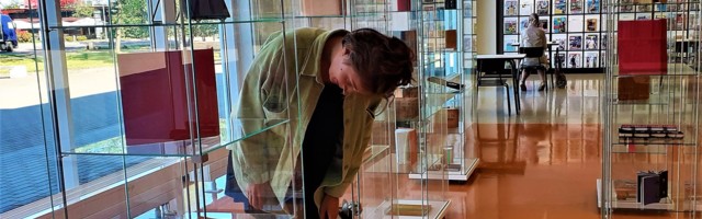 Kuressaare Kunstikooli õpilaste nahkehistööde näitus Harju Maakonnaraamatukogus