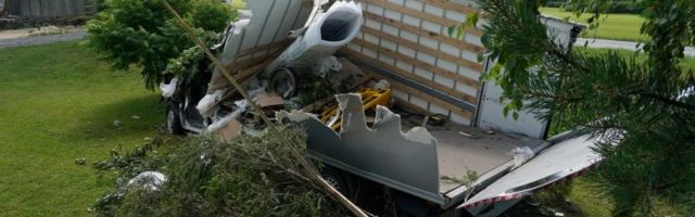 FOTOD | Kaubik paiskus üle vastassuunavööndi teelt välja, juht sai raskeid vigastusi