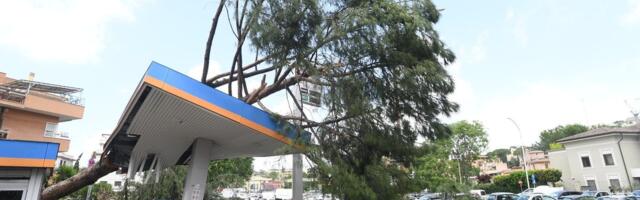 TORNADO pogodio Rim, snimci su ZASTRAŠUJUĆI! Nosio sve pred sobom, rasturio delove grada!