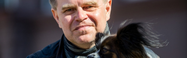 Andrus Kivirähk oma koerast: oleme käinud koos pangas, televisiooni otse- eetris ja viinapoes