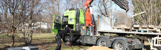 Punamonumendid asendati hauatähistega