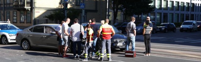 FOTOD | Punast foorituld eiranud autojuht sõitis Tallinna kesklinnas teisele sõidukile sisse