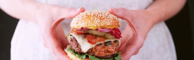 TEADLASED KINNITAVAD: õnnelikus suhtes olevad naised lähevad suurema tõenäosusega paksuks