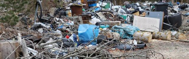 EBASEADUSLIK PRÜGIMÄGI | Osavald koristab Kõrgessaare prügimäe