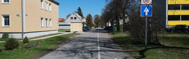FOTOD | „Inimesed kõnnivad ikka seal, kus juhtub!“ Pelgulinlased pahandavad ühesuunalise Maisi tänava pärast
