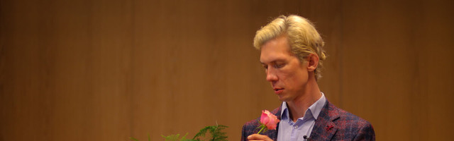 Hinnatud meisterflorist Ahti Lyra annab nõu, milliste eriliste lilledega võiksid mehed sel aastal naisi üllatada