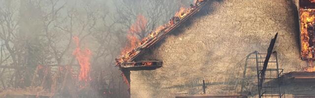 Reporter: Porkuni mõisa abihooned puhkesid koristuse käigus leekidesse