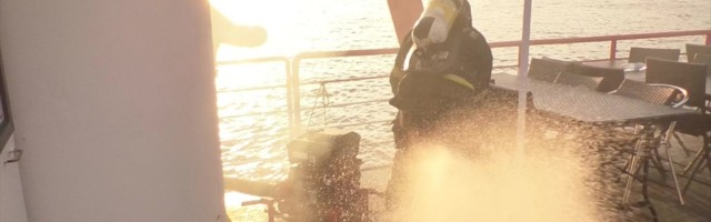 Reporter: Pärnu jõel harjutati põlevalt laevalt inimeste päästmist